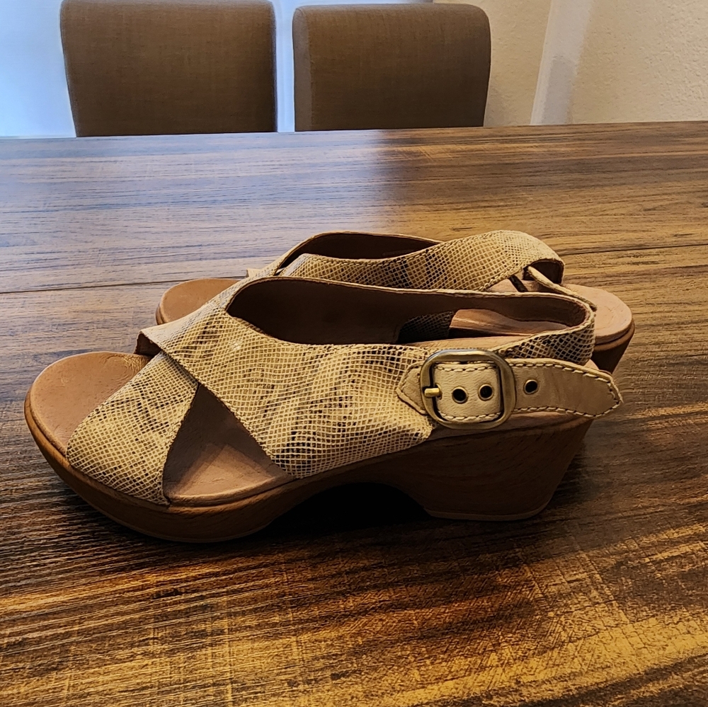 Dansko Jacinda Nubuck Snakeskin Biege Nude sandal 37 7
